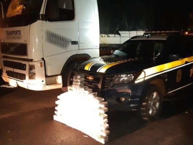 CAMPO GRANDEPolícia apreende 103 quilos de cocaína que seria levada para MG19 março 2019 - 06h13Por Da redaçãoCaminhão onde a droga era transportada ao lado dos tabletes e viatura da PRF. - Crédito: (Divulgação/PRF)