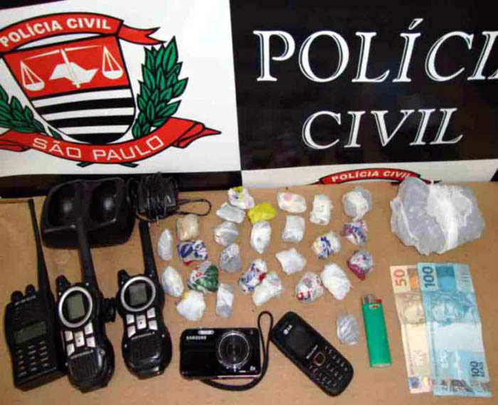 Foram aprendidos droga, dinheiro e três rádios comunicadores. foto: Votuponga tudo