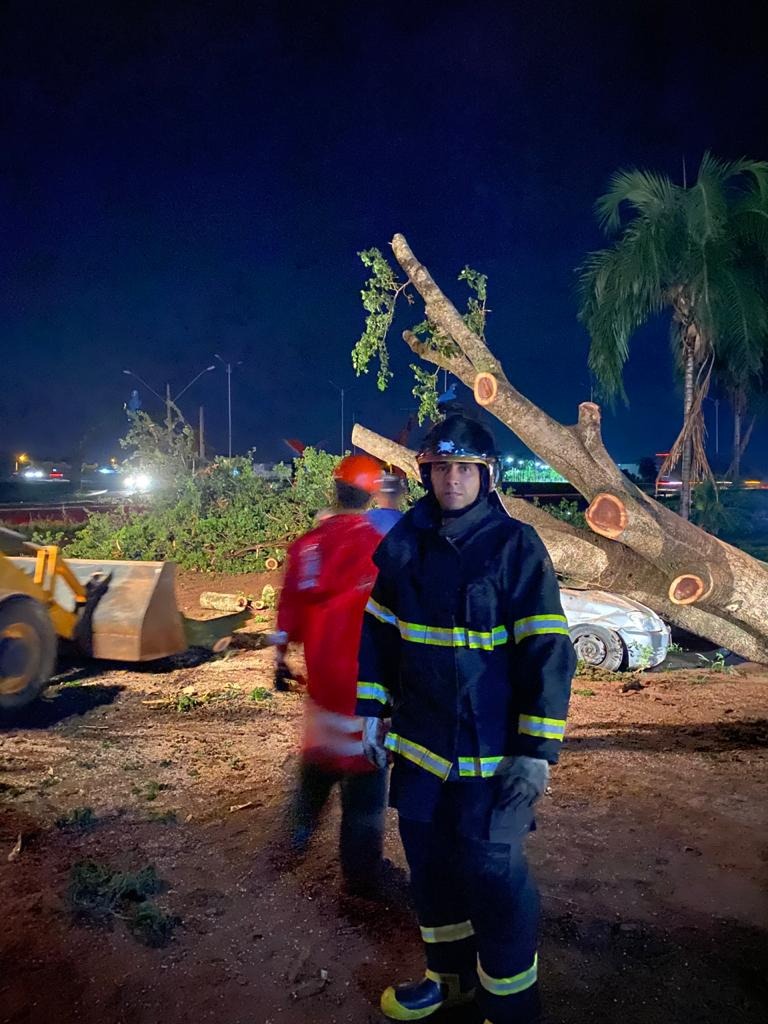 Corpo de Bombeiros dividiu-se em cinco equipes, que se revezaram para atender aos chamados simultâneos, vindos de diversos pontos da cidade. Foto: Corpo de Bombeiros.
