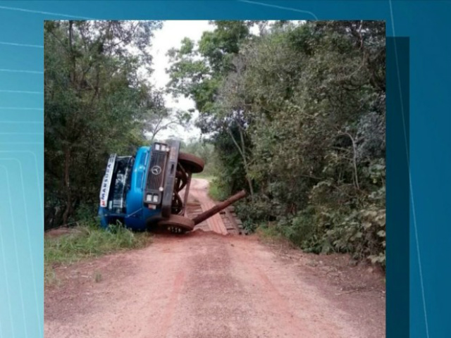Segundo produtor rural, prefeitura foi avisada do perigo da estrada e da ponte (Foto: Reprodução/TV Morena)