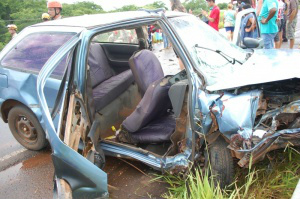 Veículo onde estava o motorista embriagado ficou destruído após colisão. (Foto: Pedro Peralta)