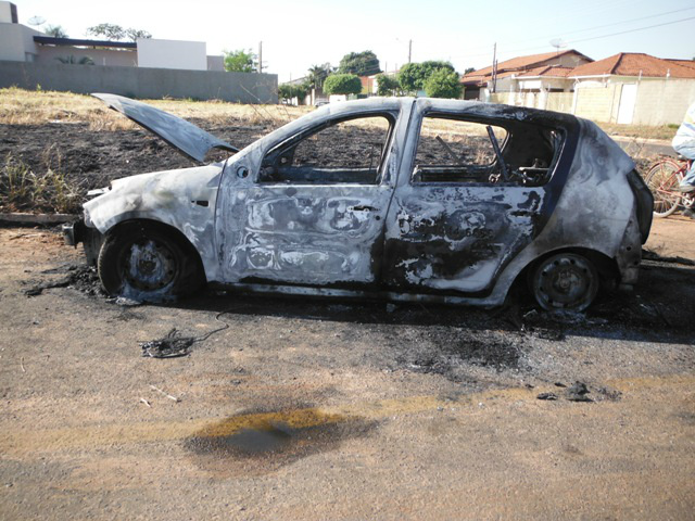 O veículo da marca Renault Sandero, na cor azul, de placa NRT 2698 havia sido locado pelo condutor da empresa Suporte Locação BM.