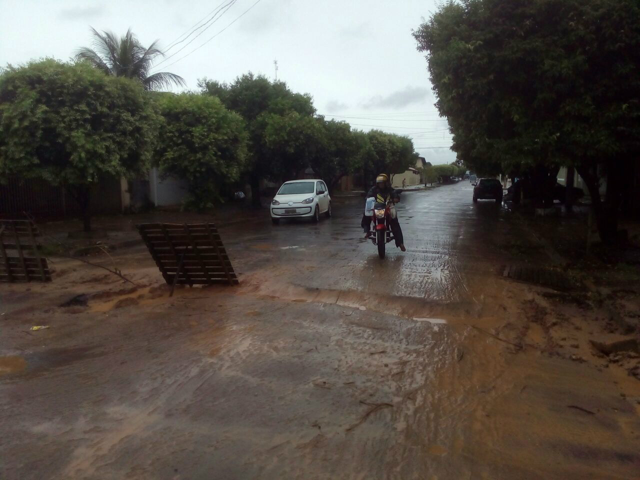 Buraco causou transtorno a moradores do bairro Santos Dumont. Foto: Repórter News