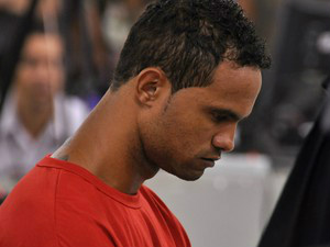 Bruno de cabeça baixa durante o depoimento no dia17 de março deste ano.(Foto: Renata Caldeira / TJMG)