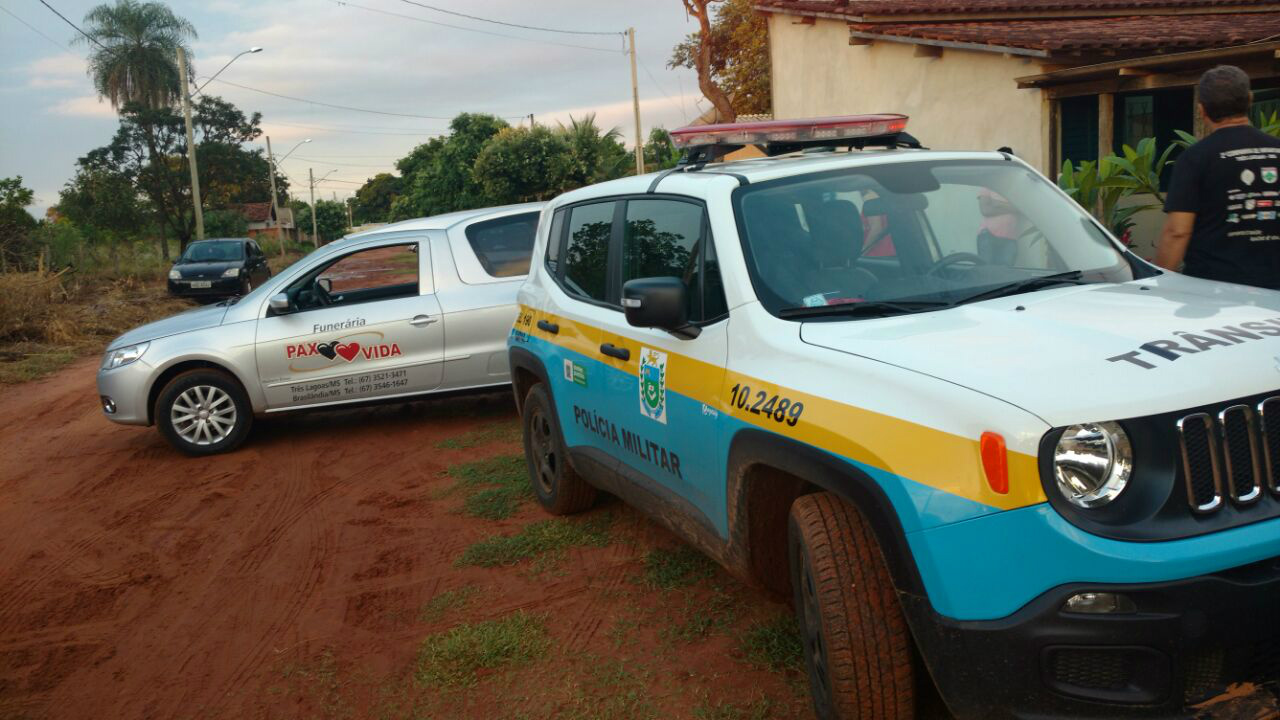 Mulher foi encontrada morta com uma toalha amarrada ao pescoço. 