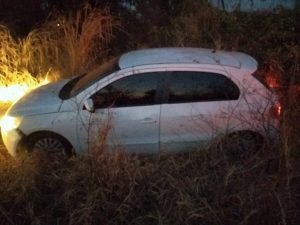 O motorista abandonou o veículo na pista e fugiu pela mata.  Foto: 2ºBPM.