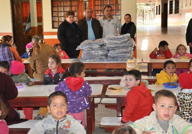 Crianças da Creche Vergílio Lescano são contempladas com cobertores.Foto: Assessoria 