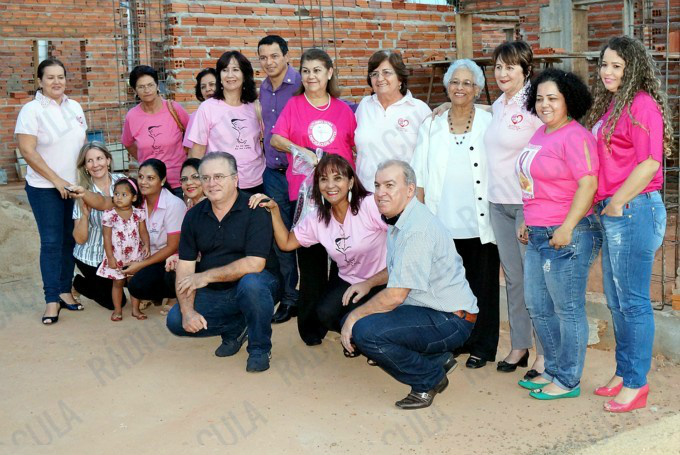Vereador e Presidente do Rotary junto com integrantes da Rede Feminina de Combate ao Câncer.