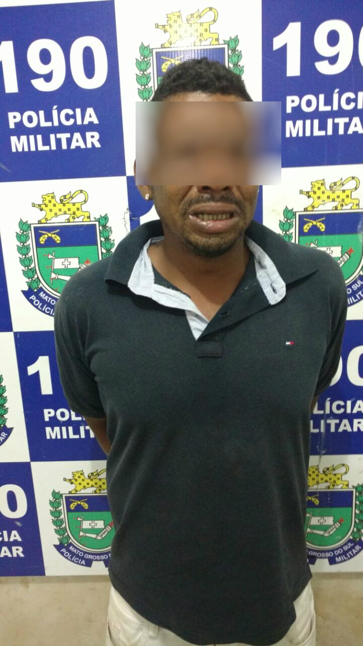 Ele foi detido e encaminhado a Depac, para providências. 