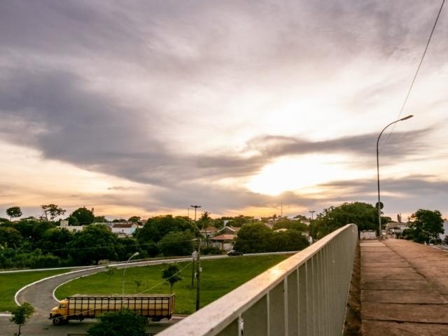 Sexta-feira será de temperaturas elevadas e máxima poderá chegar aos 33°C na Capital. (Foto: Henrique Kawaminami)