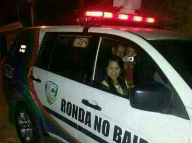 Foto publicada em rede social mostra mulheres fazendo caretas e poses dentro de viatura da Polícia Militar