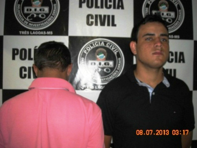 Camisa rosa o menor de 17 anos e comparsa Roberto Antunes da Silva Junior , de 19 anos.