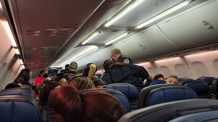 Paramédicos socorrem homem que passou mal durante voo da United Airlines. Foto: TMZ.
