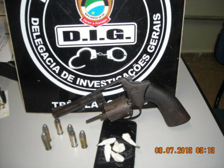 arma utilizada usada no dia do crime, um revólver calibre 38 foi encontrado pela guarnição no quintal da residência.
