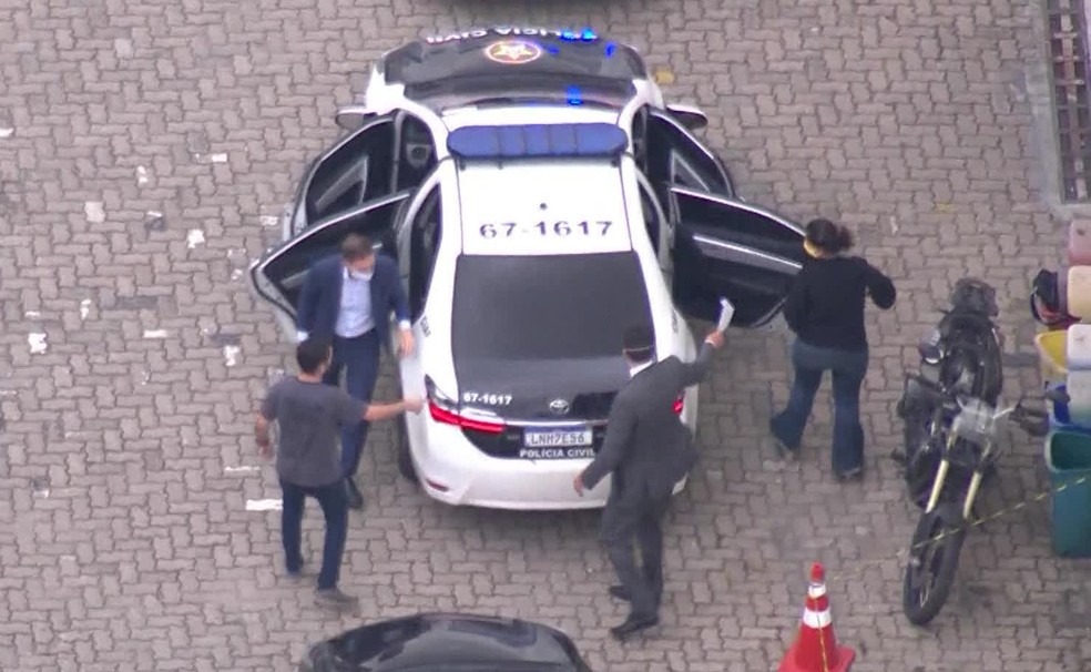 Prefeito Marcelo Crivella deixa viatura da Polícia Civil do Rio de Janeiro após ser preso. Foto: TV Globo/Reprodução.