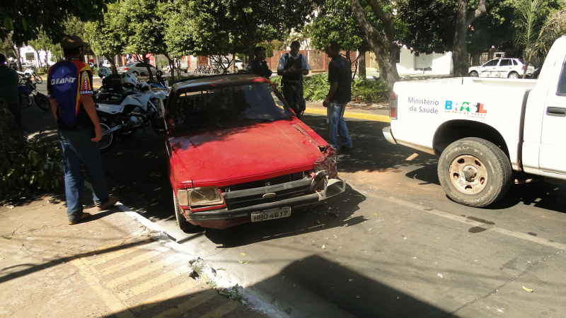 A Policia Militar esteve no local e foi constatado que os três ocupantes do veiculo Pampa, apresentavam sinais de embriaguez.Foto: Rádio Caçula