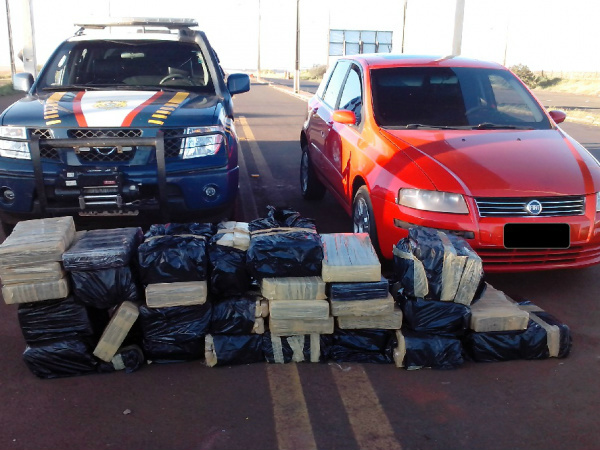 Polícia Rodoviária Federal apreendeu veículo lotado de maconha.Foto: Dourados Agora 