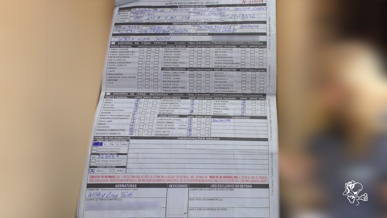 O Auto de Recolhimento foi lavrado pelos policias que também recolheram o recibo de compra e venda da Honda Biz. Foto: Rádio Caçula.