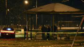 © Foto: AP Garoto brincava de sacar sua pistola de brinquedo e apontar para pessoas que passavam perto de playground em Cleveland.