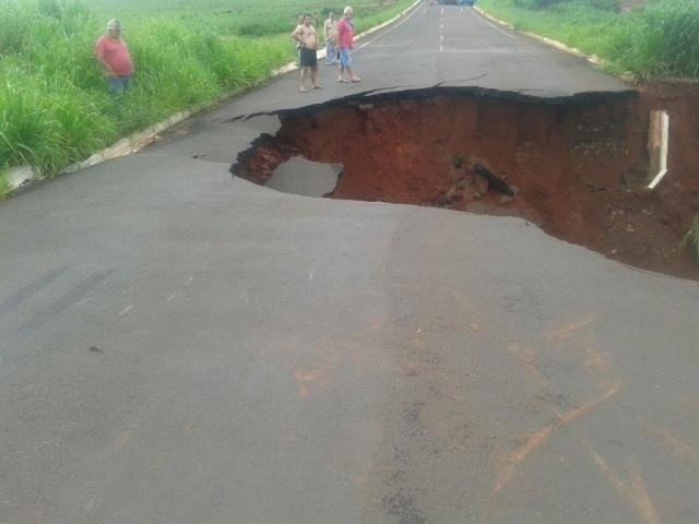 Trecho da MS-475 precisou ser interditado após chuva abrir um buraco no meio da pista (Foto: Divulgação/PMR)
