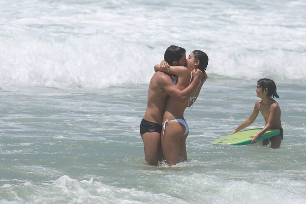 Sophie Charlotte e Daniel Oliveira namoram na praia da Reserva, Zona Oeste do Rio (Foto: Dilson Silva/AgNews)