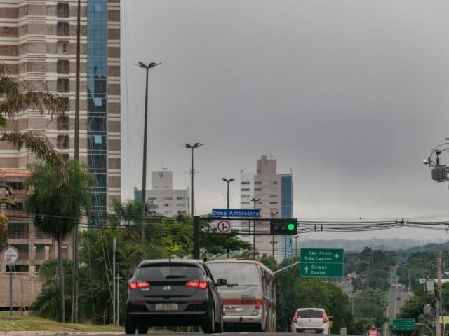 Campo Grande amanheceu com céu nublado neste sábado. (Foto: Henrique Kawaminami)