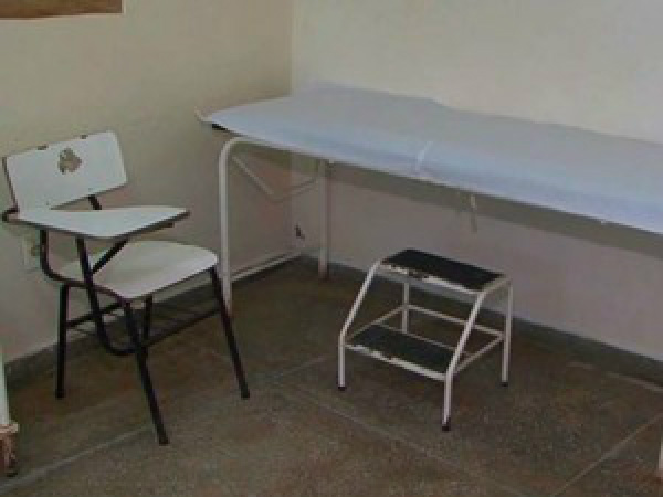 Cadeira onde mulher estava sentada e ao levantarbebê caiu (Foto: Imagem/ Tv Subaé)