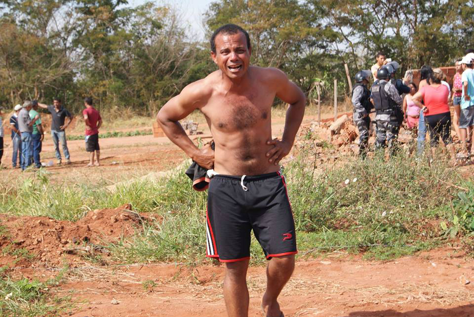 Sem ter para onde ir, homem se desespera ao ver a casa ser destruída.Foto: Rádio Caçula