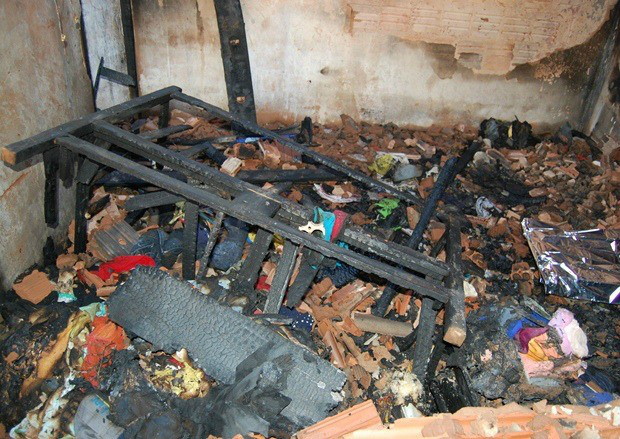 Fogo consumiu vários móveis da casa.Foto: Ribero Junior/Agora News