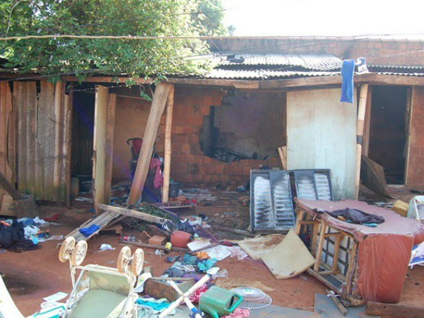 Vizinhos e policiais quebraram a parede do quarto para tentar salvar criança.Foto: Ribero Junior/Agora News.