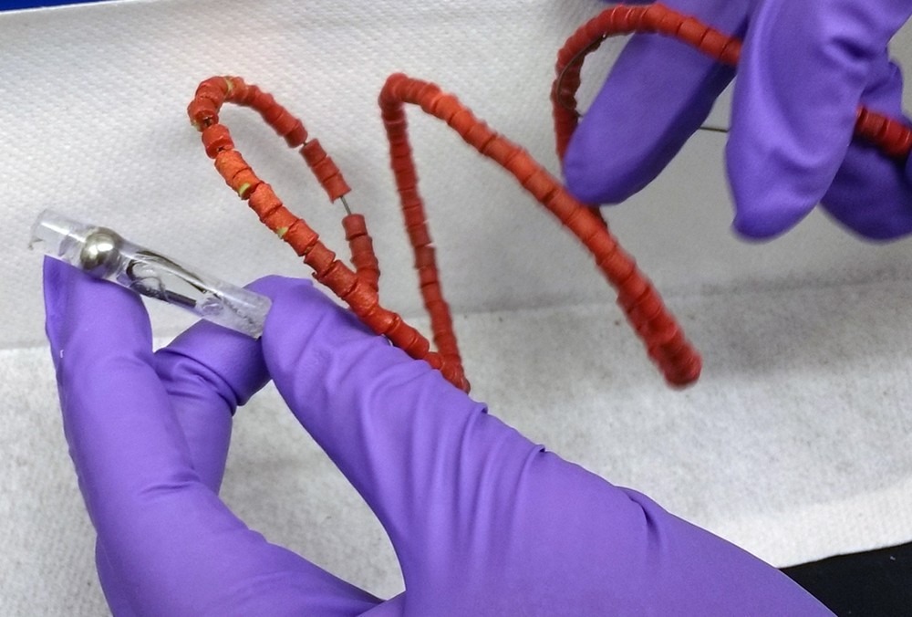 Um protótipo representativo de um dispositivo de residente gástrico que pesquisadores criaram para liberar lentamente antibióticos no estômago de um paciente ao longo do tempo. — Foto: Malvika Verma/MIT