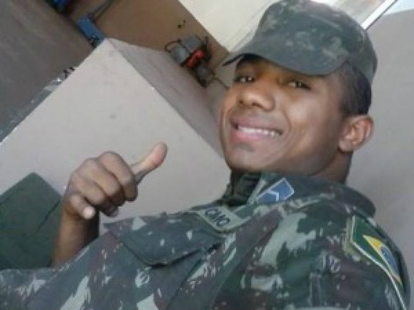 Guilherme em um dos registros feitos no Exército. (Foto: reprodução / Facebook)