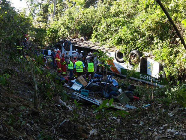 Acidente com ônibus deixa mortos e feridos na BR-101, na Serra (Foto: André Falcão/ TV Gazeta)