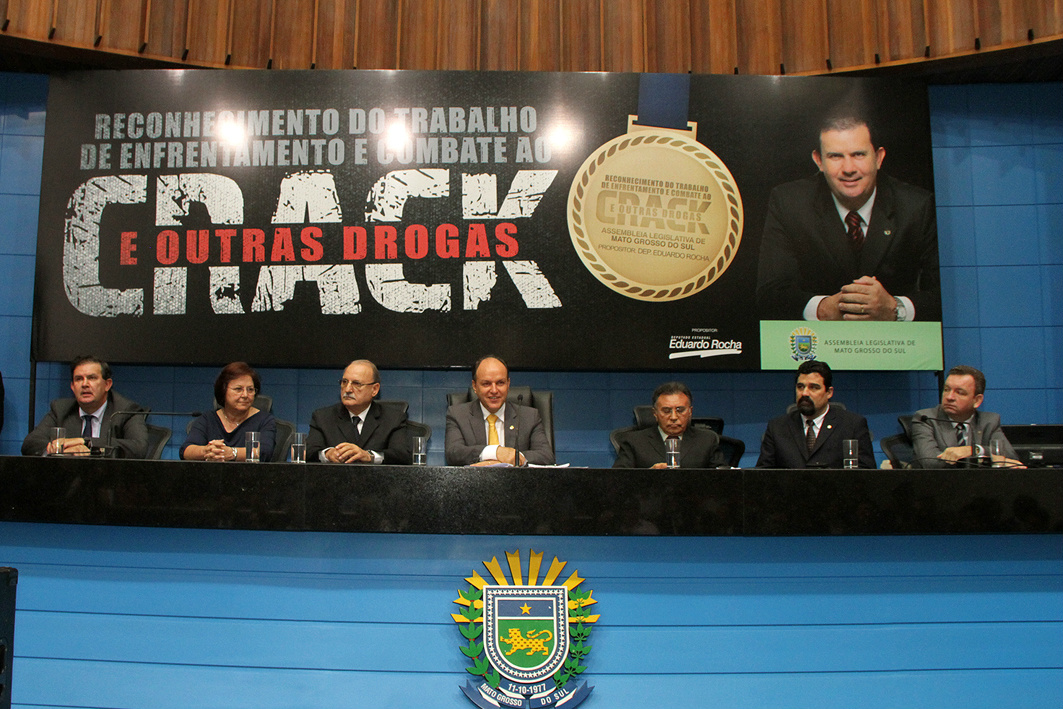 Wagner Guimarães/ALMSFoto 1 - Deputado estadual Eduardo Rocha (PMDB); Secretária de Estado de Trabalho e Assistência Social Pública do Estado de Mato Grosso do Sul, Tânia Mara Garib; Secretário de Estado de Justiça e Segurança Pública do Estado de Mato Grosso do Sul, Wantuir Jacini; Deputado estadual Junior Mochi (PMDB); Juiz Federal Odilon de Oliveira; Promotor de Justiça Sérgio Harfouche; Juiz de Direito Luiz Felipe Medeiros Vieira, vice-presidente da Associação dos Magistrados de Mato Grosso do Sul (AMAMSUL).