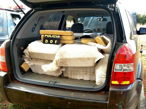 Tabletes da droga estavam escondidos em porta-malas de carro Foto: Divulgação/ DOF