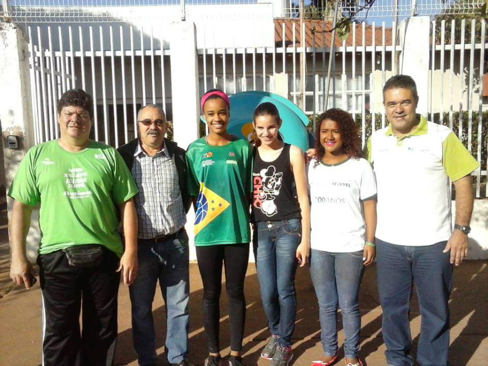 Direita para esquerda:  secretário de esportes Walter Dias, atleta Nathalia, Ana Laura, Kemily, Juvenal Moreira, diretor adjunto da escola municipal Parque São Carlos e prof. Reynaldo técnico do atletismo da Sejuvel.