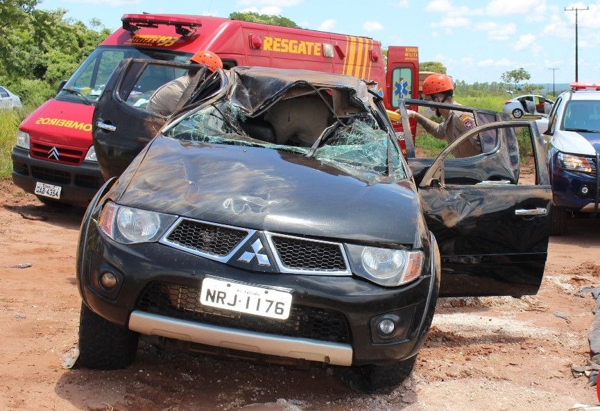 Caminhonete ficou destruída. (Foto: Vilson Nascimento, A Gazeta News)