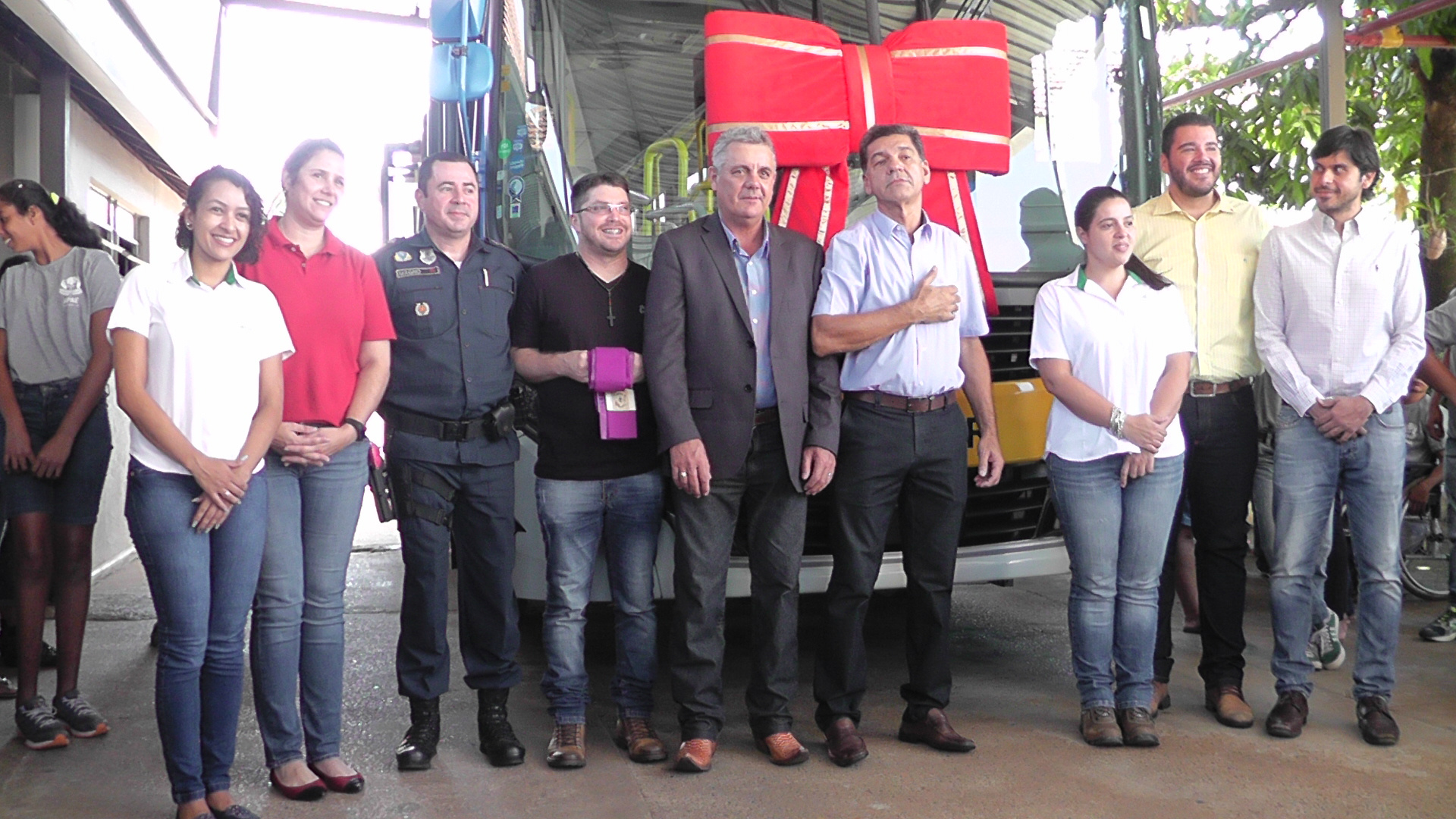 Autoridades e representantes estiveram na entrega do ônibus da Fibria a Apae. Foto: Rádio Caçula