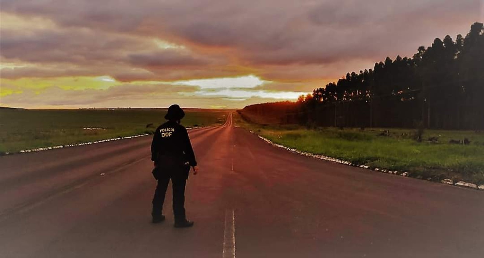 Policial do DOF vigia estrada entre Ponta Porã e Pedro Juan Caballero — Foto: DOF/Divulgação