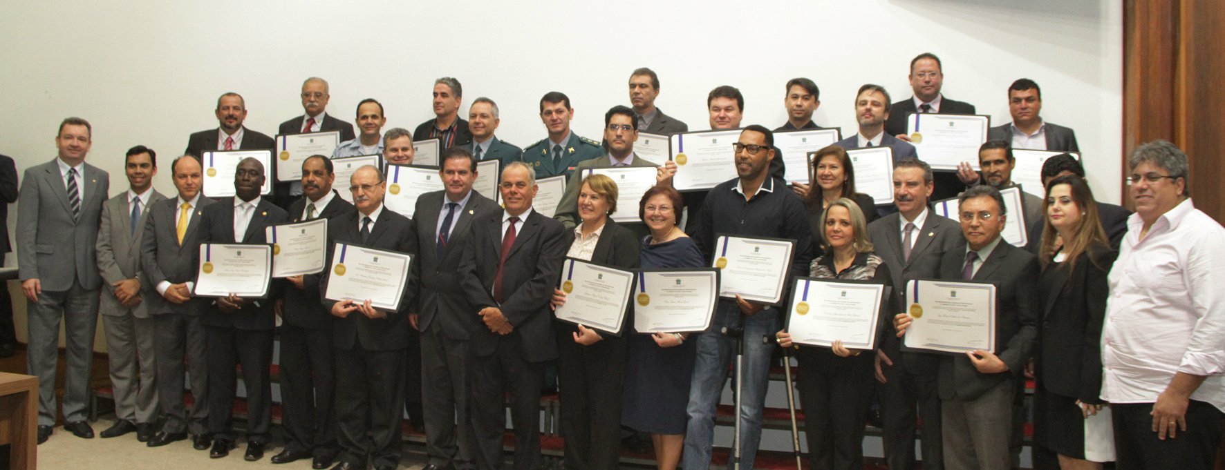Deputados estaduais e homenageados.