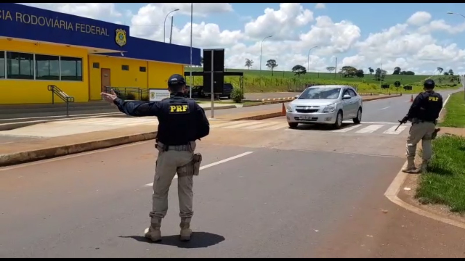 PRF realiza fiscalizações nas estradas federais de MS, após fuga de integrantes de facção criminosa na fronteira com o Paraguai — Foto: PRF-MS/Divulgação