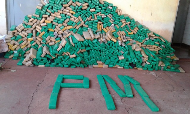 Foram apreendidos pela PM 915 tabletes de maconha totalizando 930 Kg. Foto: PM