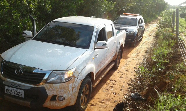 Caminhonete abandonada com 930 Kg de maconha. Foto: Polícia Militar
