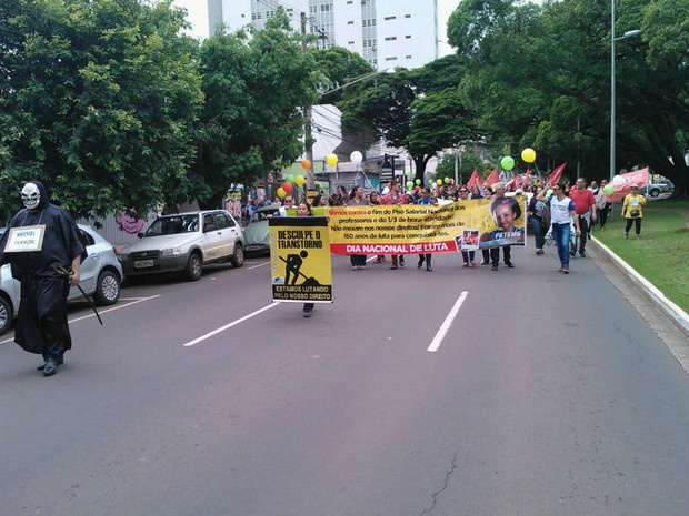 Caminhada teve à frente fantasia de referência à Michel Temer (Foto: Anderson Viegas/ Do G1 MS)