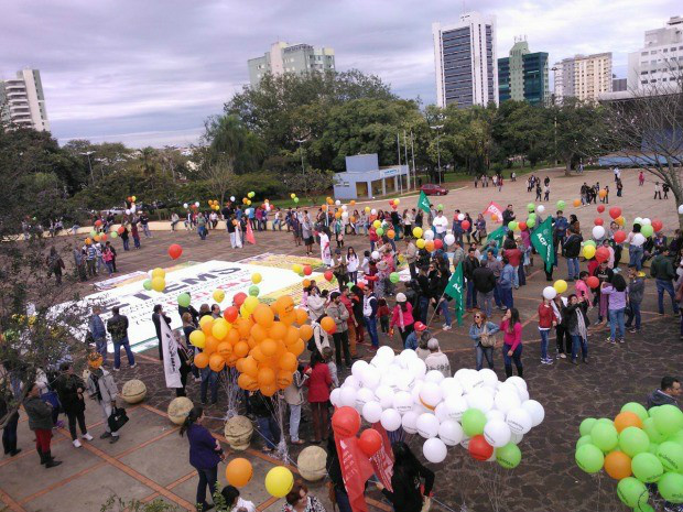 Manifestação de professores na praça do Rádio Clube, em Campo Grande (Foto: Anderson Viegas/ G1 MS