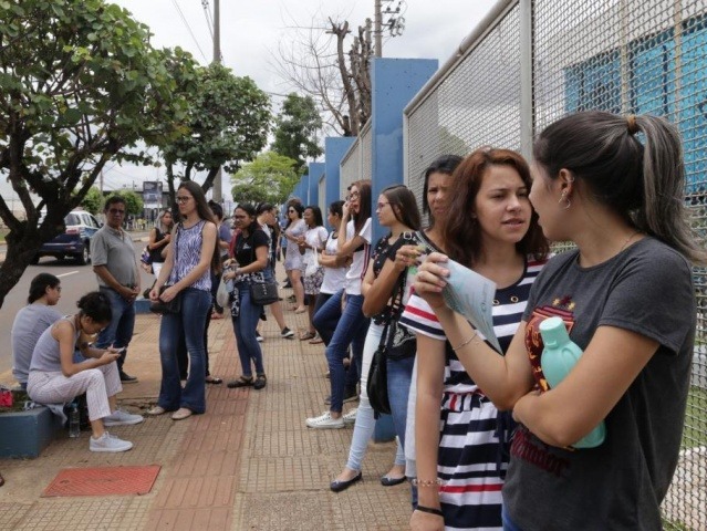 Movimentação em frente a Uniderp, um dos locais de aplicação das provas em Campo Grande (Foto: Kísie Ainoã)