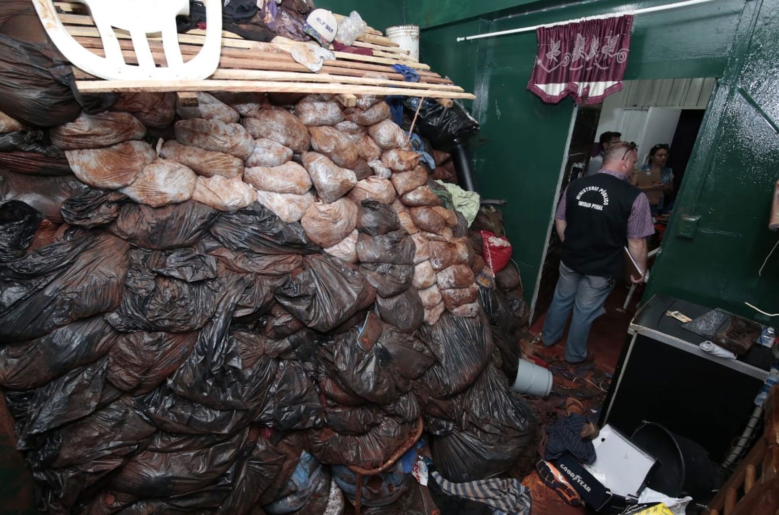 Sacos com terra retirada por presos na escavação de túnel para escapar do presídio regional de Pedro Juan Caballero, no Paraguai Reprodução / Fiscalía Paraguai — Foto: Reprodução / Fiscalía Paraguay