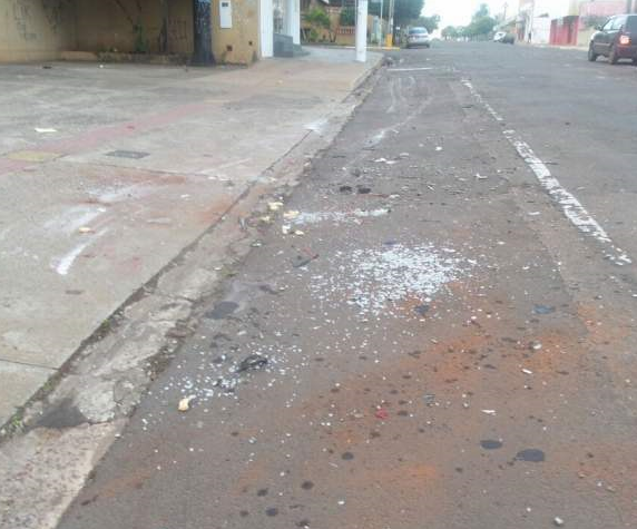 Estilhaços ainda estavam no local no momento do acidente (Foto: Arlindo Florentino)