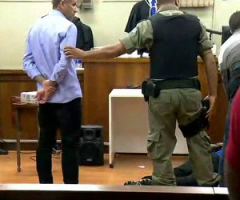 Corintiano Leonardo Gomes dos Santos desmaia ou ouvir sentença de condenação por morte de torcedor palmeirense - Foto: TV Globo/Reprodução