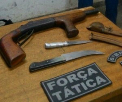 Arma artesanal e facas foram apreendidas - Divulgação / PM